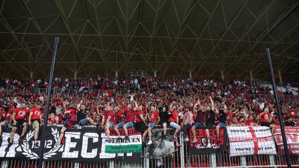 Fociláz Debrecenben: pirosba borulhat a Nagyerdei Stadion!