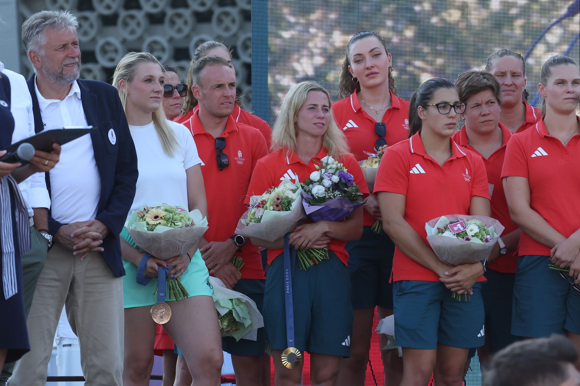 Fábián László (balra) az ünneplő magyar olimpikonok között. Megjósolta, hogy a tekvandóban és az öttusában sikeresek leszünk