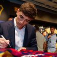 VIDEÓ: a csinos szurkolóhölgy odalépett a Barca ifjú sztárjához, és…