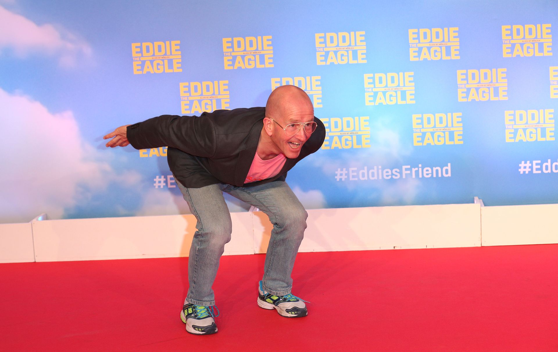 Eddie bohóckodik a róla készült film müncheni bemutatója előtt (Fotó: Getty Images)