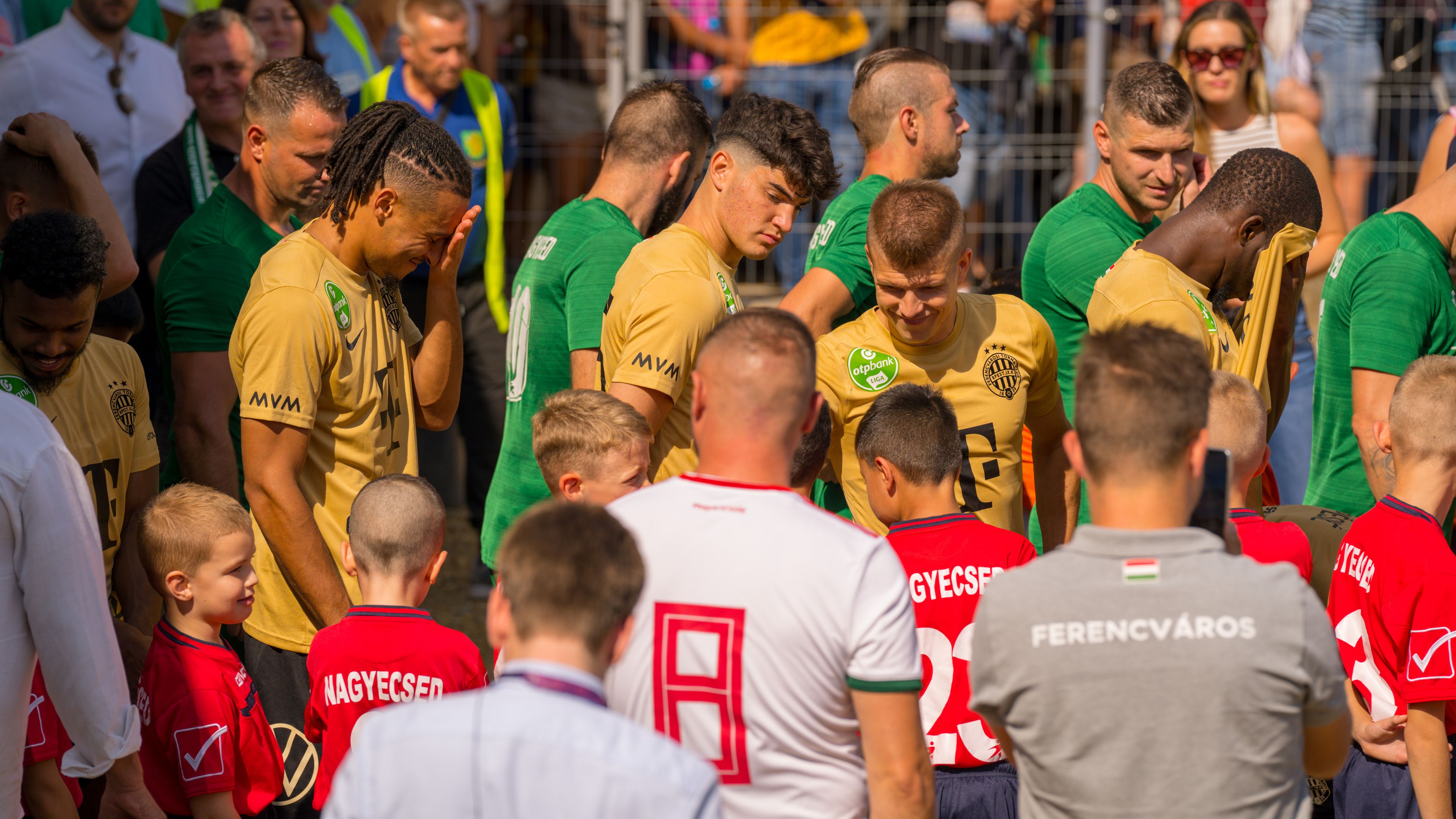 A két gólt szerző Lisztes Krisztián aláírásáért a mérkőzés után sorban álltak az ifjú labdarúgók (Fotó: Cselleng Ádám)