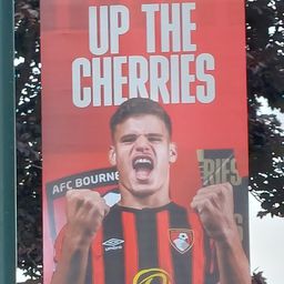 Bournemouth utcáin Kerkez Milos néz vissza az emberekre – videóval