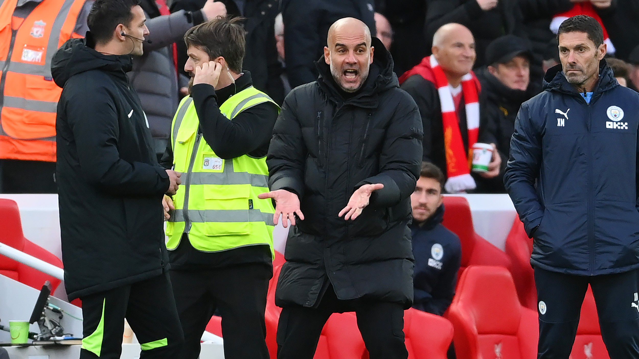 Guardiola gúnyosan üzent az őt megdobáló szurkolóknak (Fotó: Getty Images)