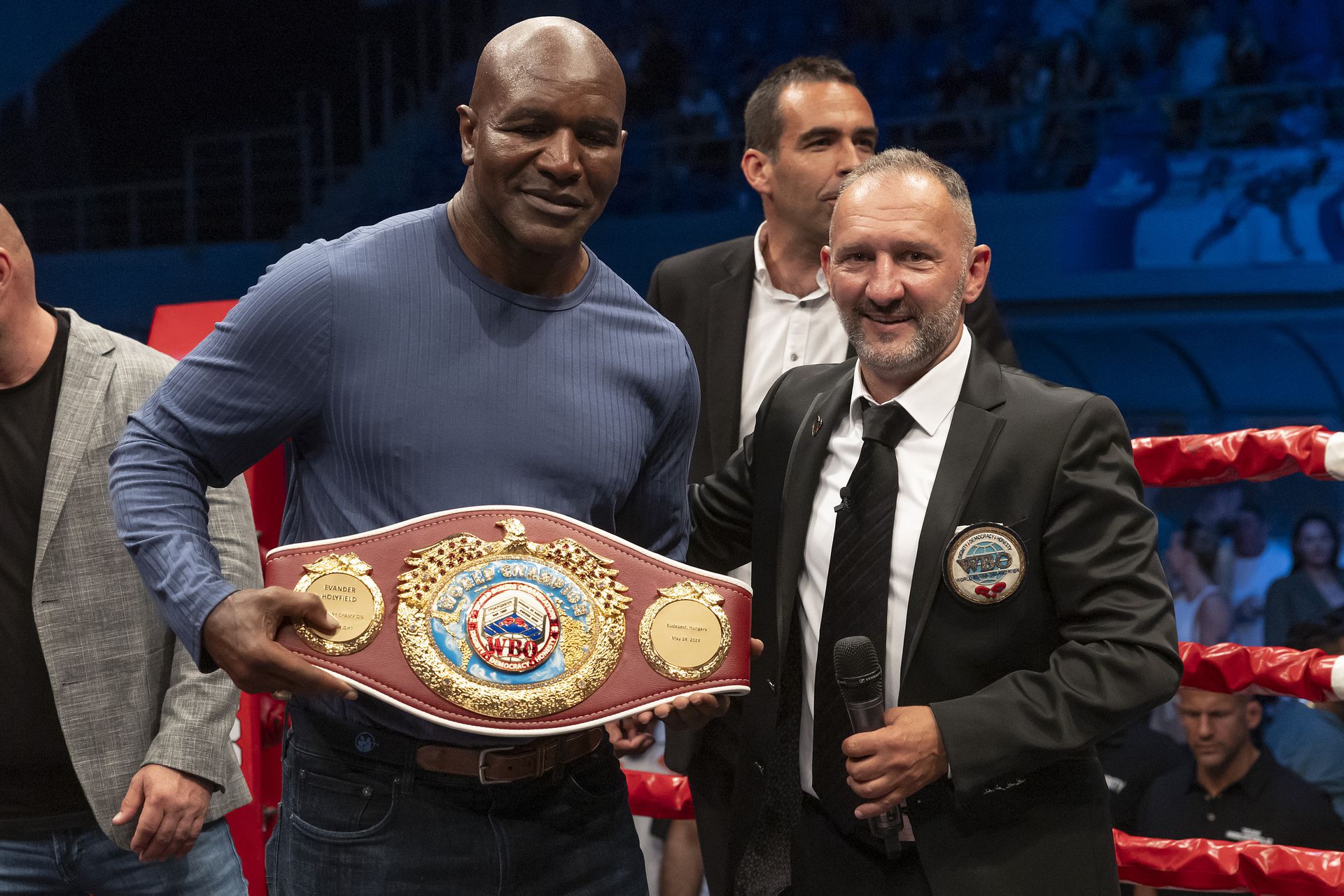 Kovács Istvánt a sportág legnagyobbjai is egyenlő partnernek tekintik, itt éppen a legendás Evander Holyfield pózol vele (Fotó: Korponai Tamás)