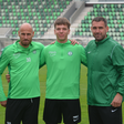 Éger Zsombor támaszkodhat édesapja két korábbi csapattársára, Szabó Jánosra és Böde Dánielre (Fotó: Paksi FC)