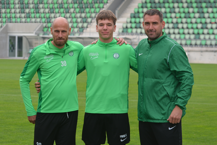 Éger Zsombor támaszkodhat édesapja két korábbi csapattársára, Szabó Jánosra és Böde Dánielre (Fotó: Paksi FC)