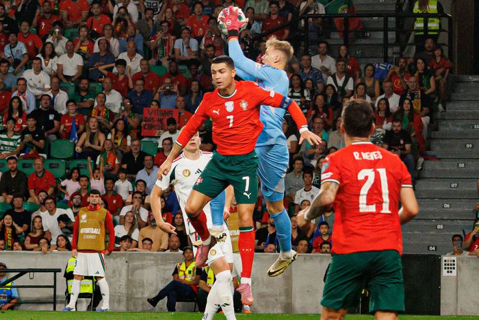 Tóth Balázs éppen Cristiano Ronaldo elől húz le egy labdát