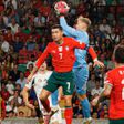 Tóth Balázs éppen Cristiano Ronaldo elől húz le egy labdát