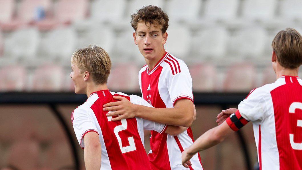 Kovács Bendegúz (szemben) szerint jól halad a beilleszkedéssel az Ajaxnál (Fotó: ajax.nl)