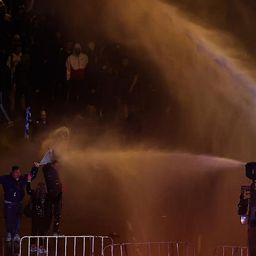 Tényleg elszabadult a pokol Szófiában! A tüntetők a rendőrökkel harcolnak, gyújtogatnak; sérültek is vannak – élő videóval