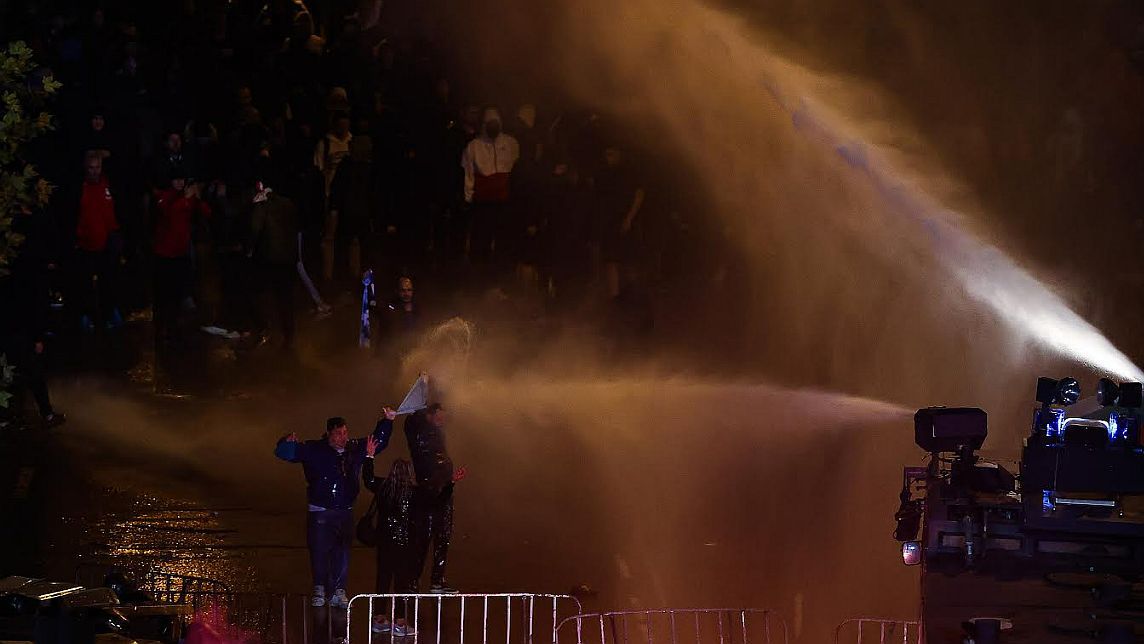 Tényleg elszabadult a pokol Szófiában! A tüntetők a rendőrökkel harcolnak, gyújtogatnak; sérültek is vannak – élő videóval