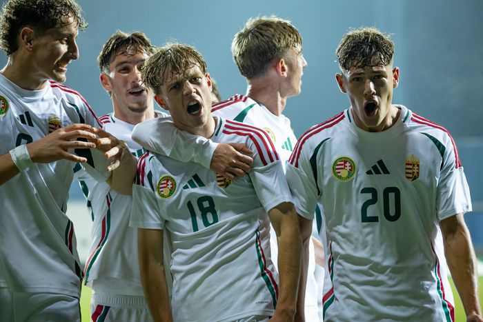 Németh Hunor (középen) gyönyörű szabadrúgással szerzett vezetést a magyar válogatottnak (Fotó: MLSZ)