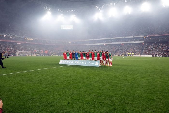 A kezdő sípszó előtt a két csapat egy „béke” feliratú transzparenst tartott, angolul és baszkul