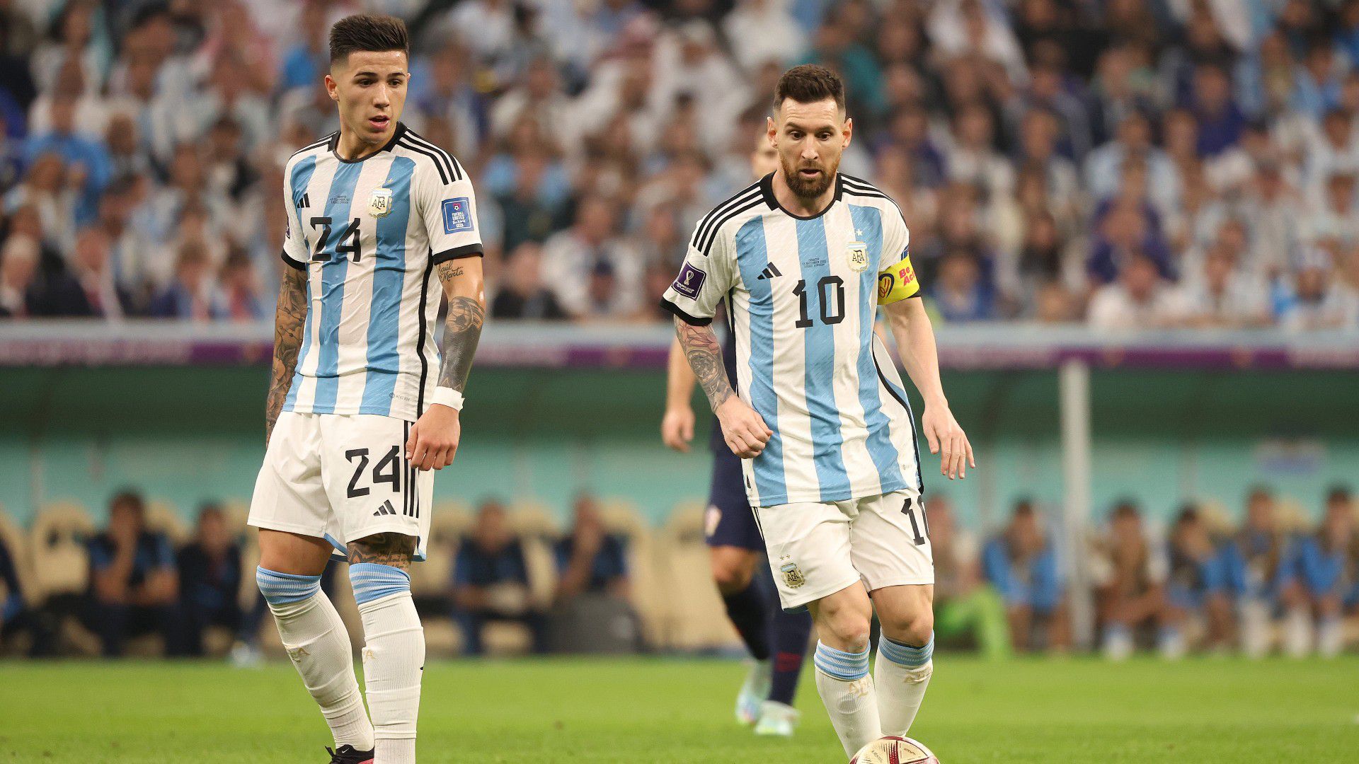 Enzo Fernández már testközelből csodálja Lionel Messi mozdulatait, sőt együtt nyerhetnek világbajnokságot