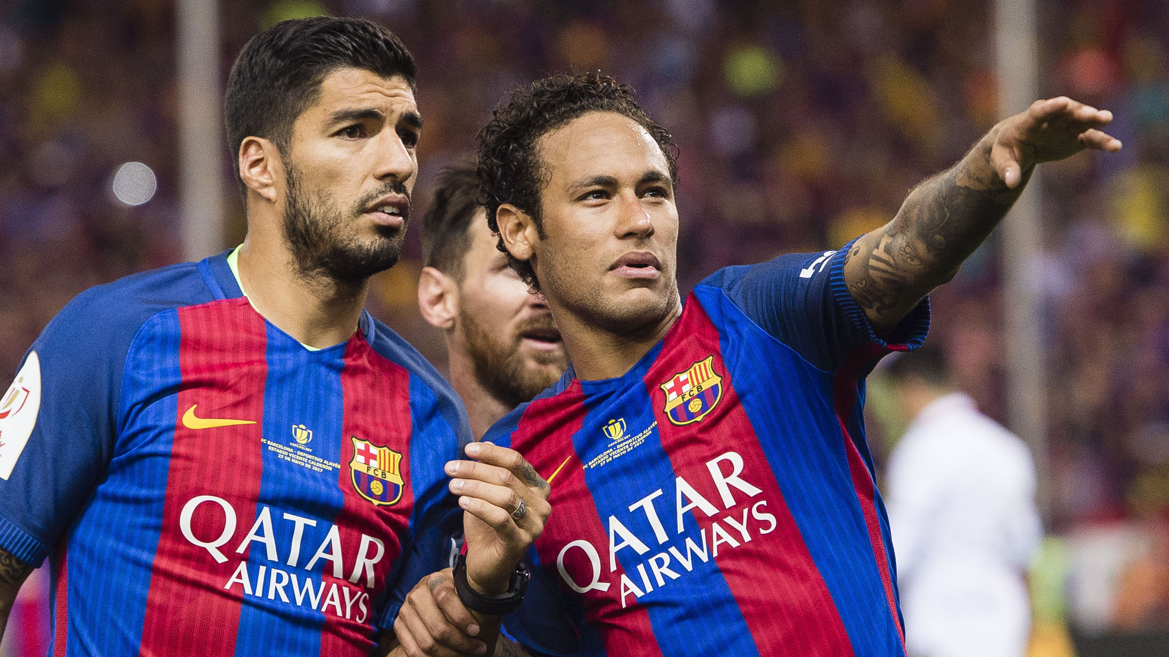 Luis Suárez (balra) és Neymar három évig voltak csapattársak a Barcelonánál – Lionel Messivel kiegészülve korszakos támadótriót alkottak