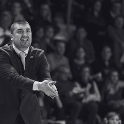 Az edző halála miatt maradt el az NBA-meccs