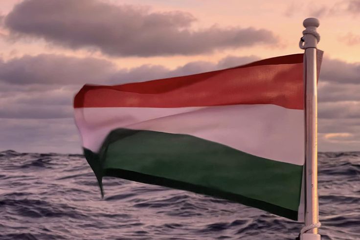 Életveszélyes körülmények között, hegynyi hullámokkal dacolva halad célja felé Rakonczay Gábor