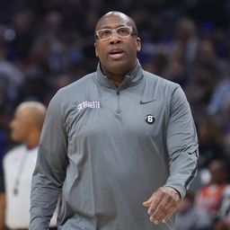 Embiid parádézott a rangadón; súlyosan megbüntették a balhézó Kings-edzőt