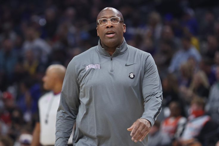 Embiid parádézott a rangadón; súlyosan megbüntették a balhézó Kings-edzőt