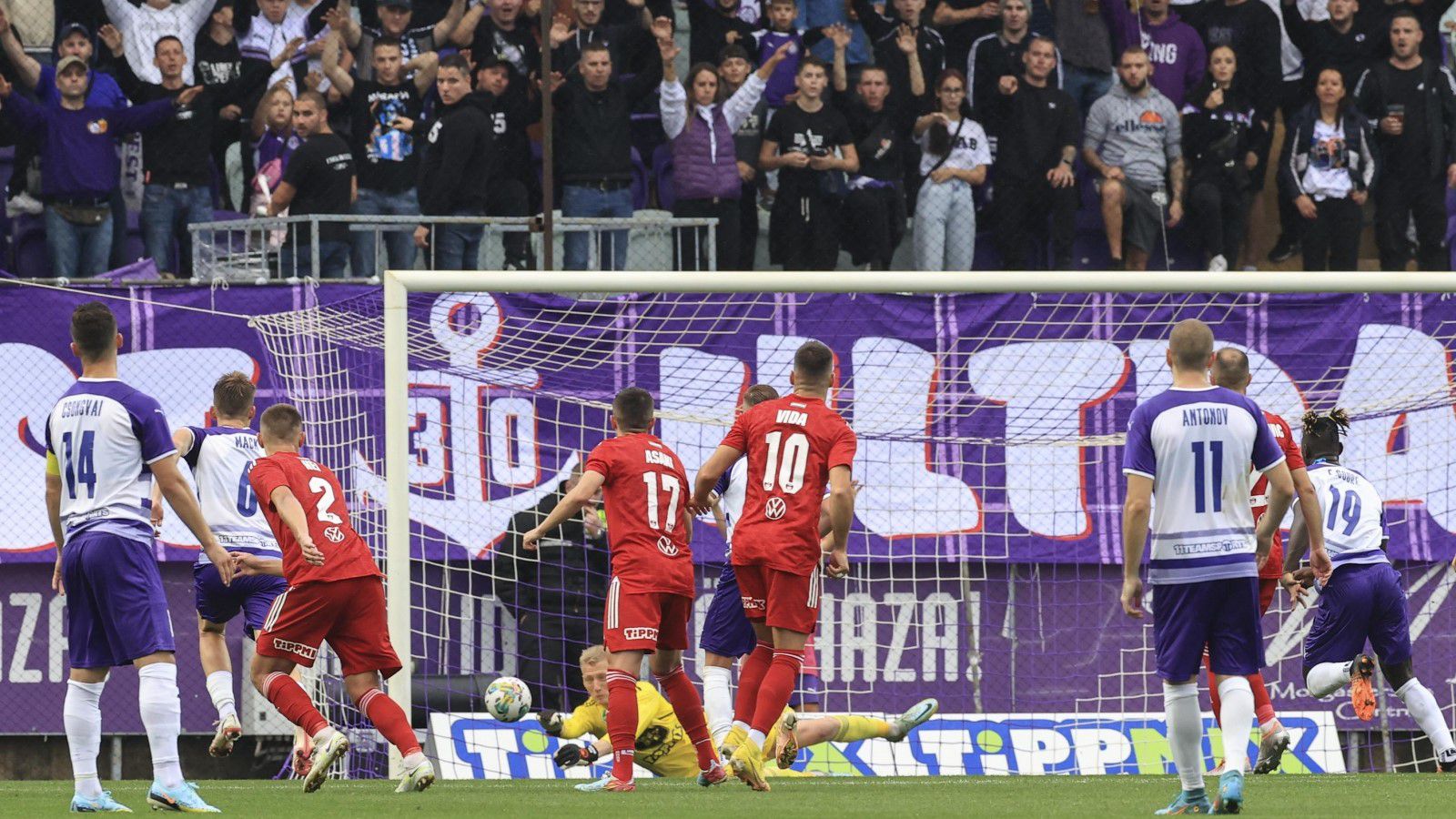 Az ősszel a Szusza Ferenc Stadionban a fővárosi csapat meglepően magabiztosan, 4–0-ra nyert a Kisvárda ellen. (Fotó: kisvardafc.hu)