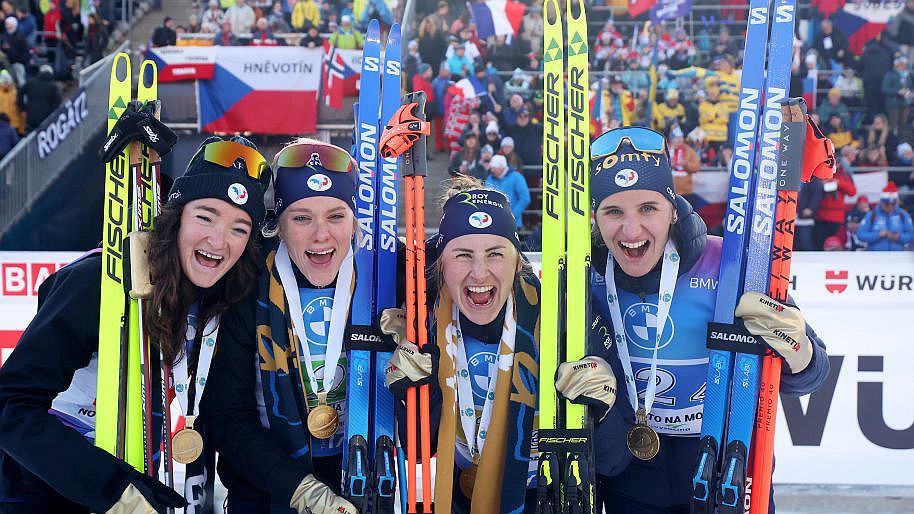 Francia és svéd arany váltóban a sílövő-vb-n