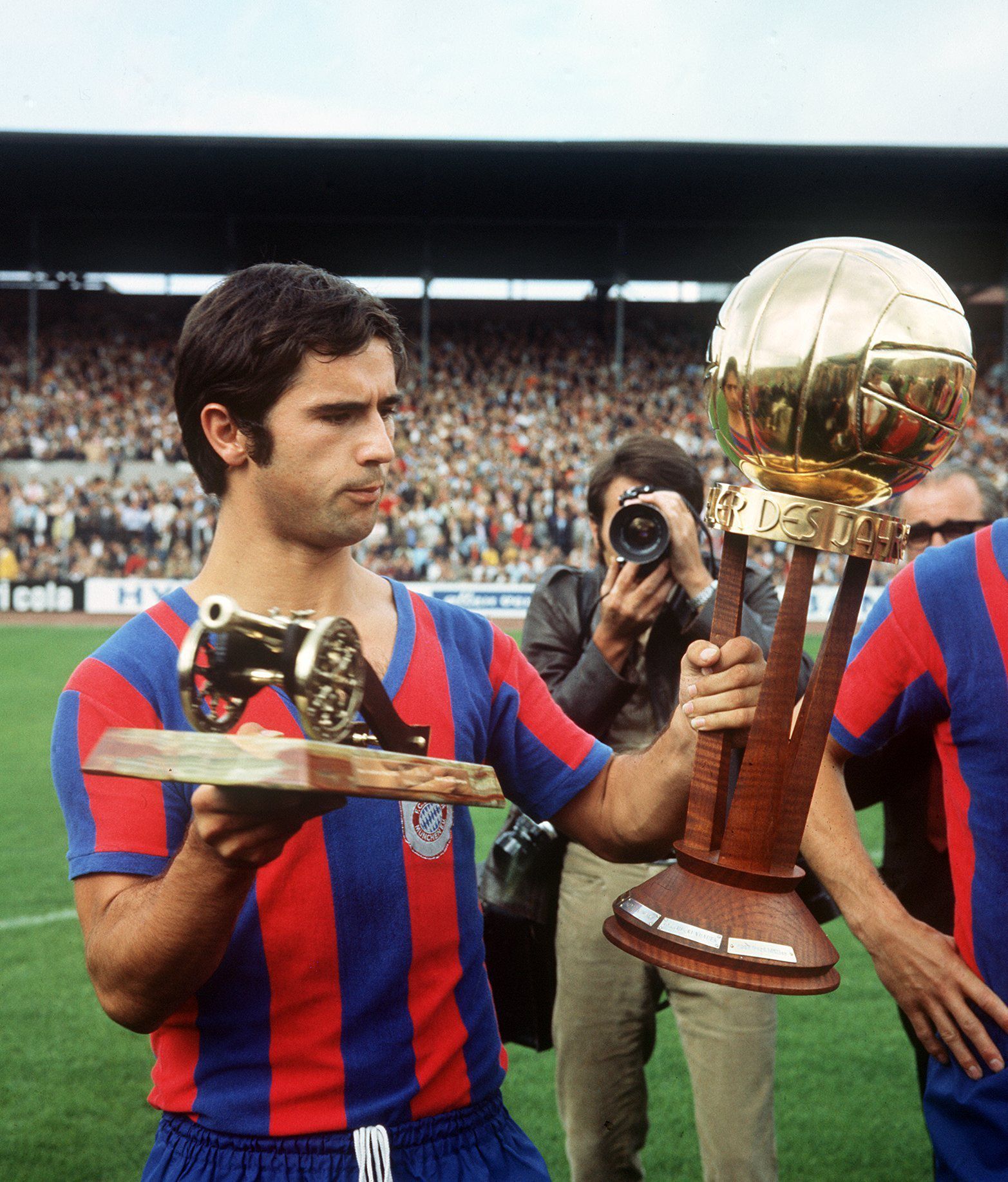 Gerd Müller 1969-ben nemcsak a gólkirálynak járó trófeét vehette át, de az év játékosának járóét is (Fotó: Getty Images)