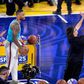 Hihetetlen videó, legyőzte az NBA-sztárt a rajongó, majd százezer dollárban „fürdött”