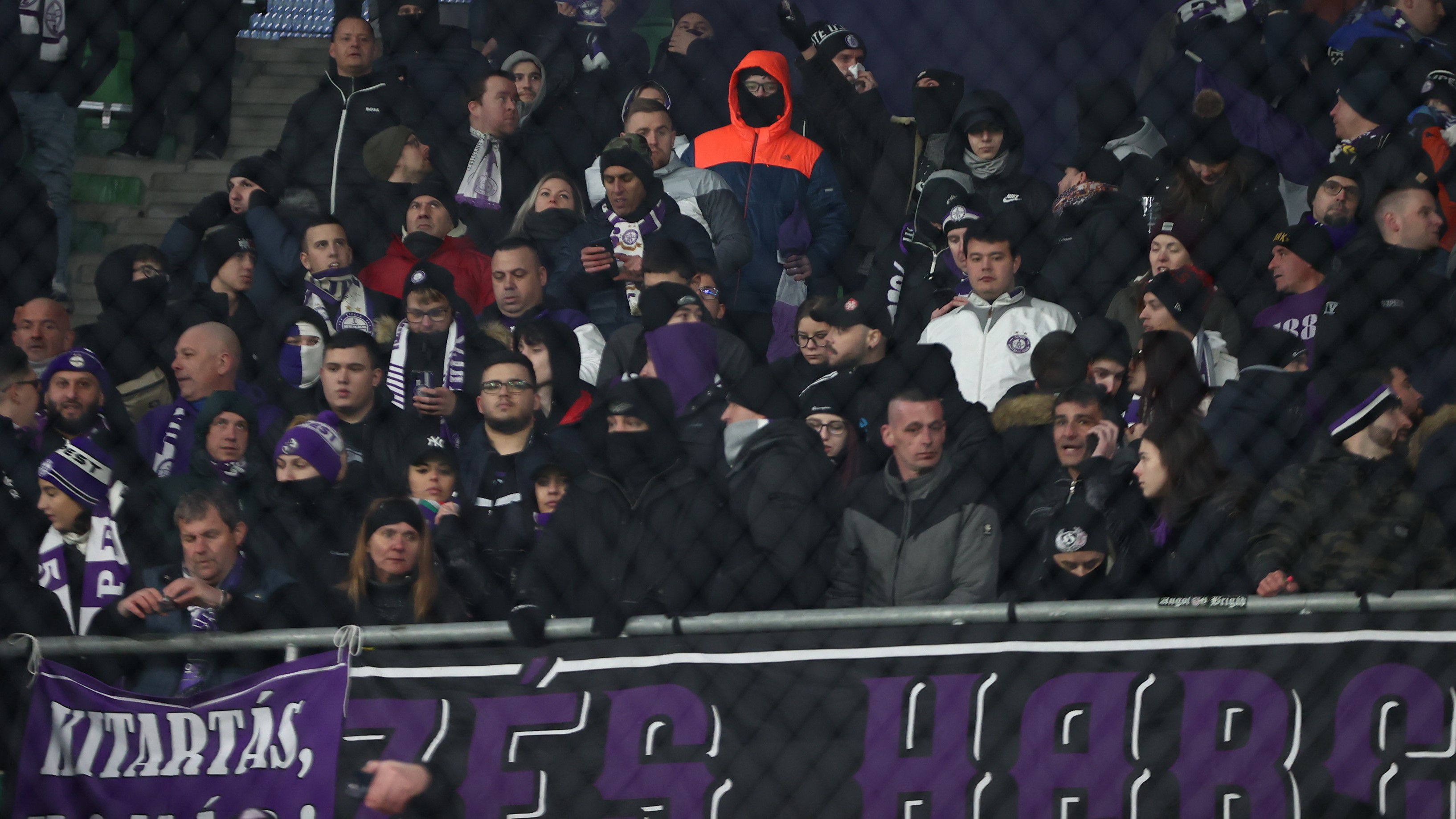 „Easy” – az Újpest szurkolói a saját pályáján trollkodták meg a Fradit és Kubatovot a kiesés után + kép