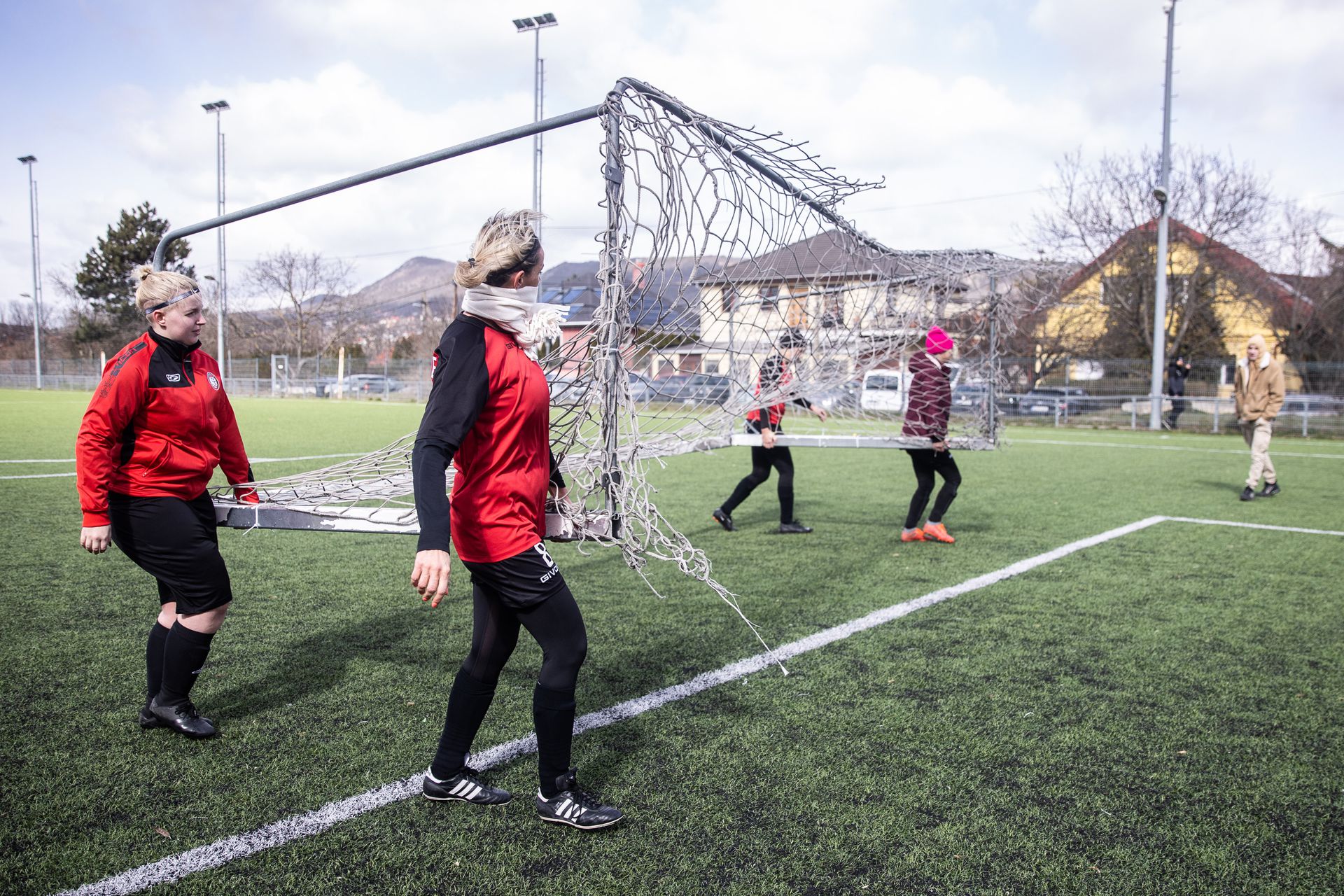 A játékosok együtt viselik a terheket – a kapukat is könnyebb így cipelni / Fotó: Zsolnai Péter