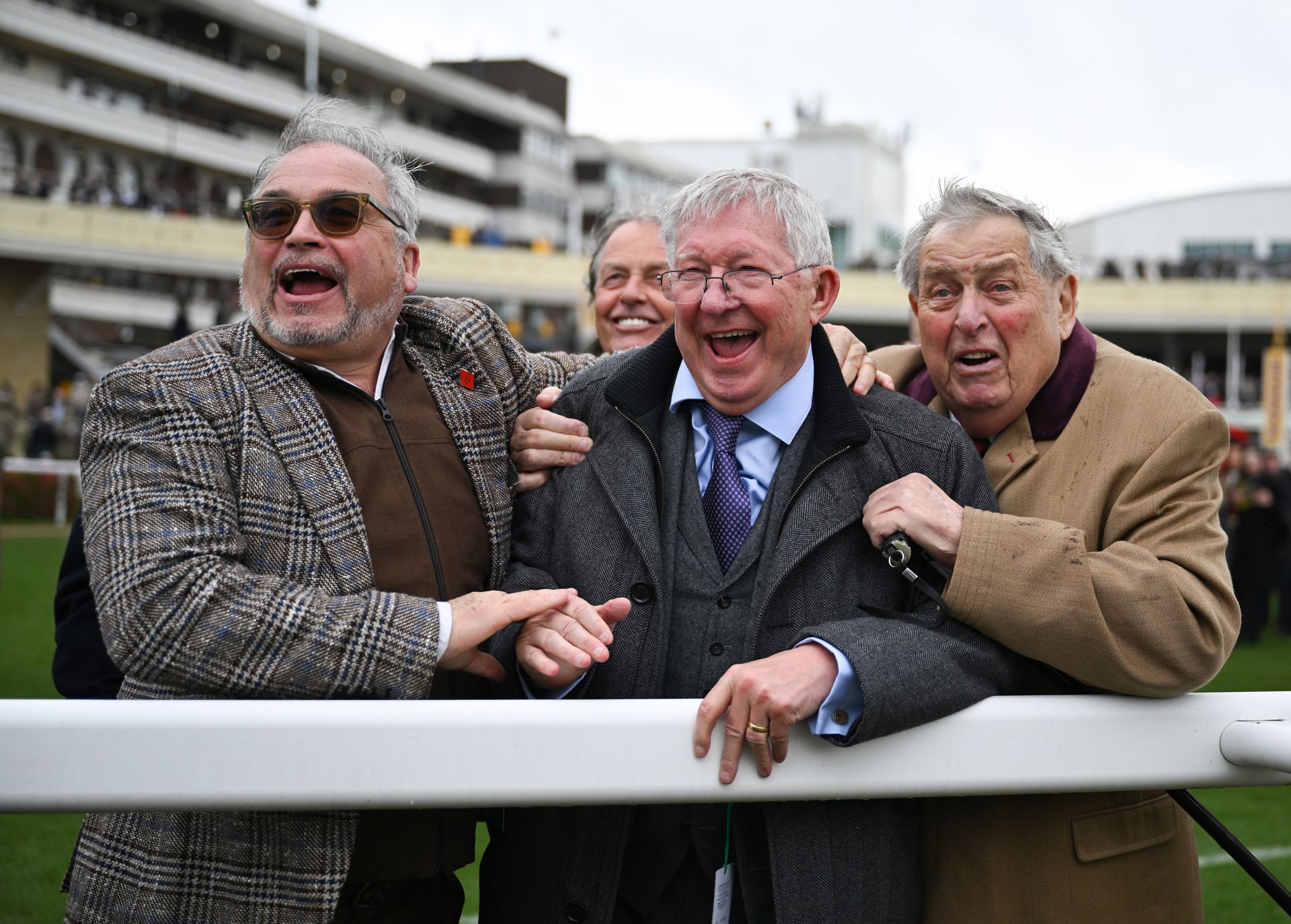 Sir Alex Ferguson (középen) és tulajdonostársai óriási mosollyal konstatálták, hogy két lovuk is nyert/Profimédia