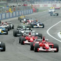 Ezen a napon: egy szörnyű halálhír után teljesítette legnehezebb futamát a két Schumacher – videóval