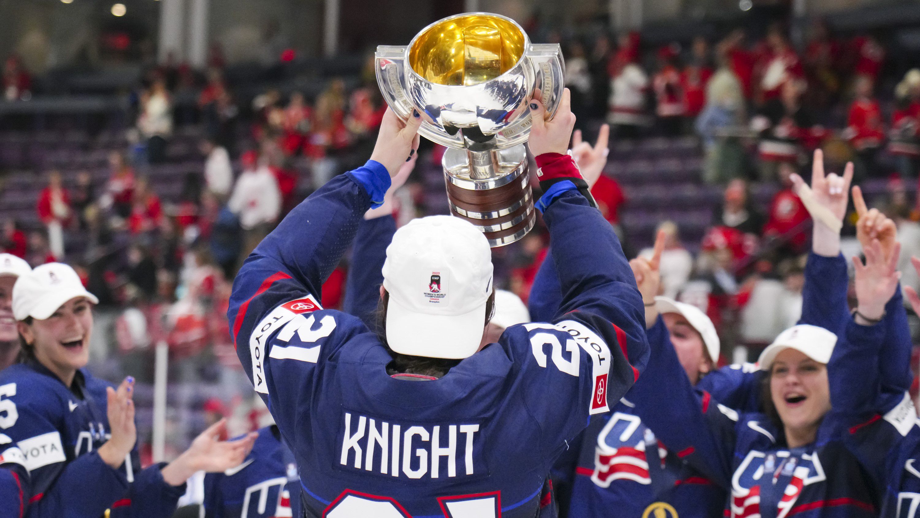Az amerikaiak emelhették magasba a trófeát (Fotó: Twitter/USAhockey)