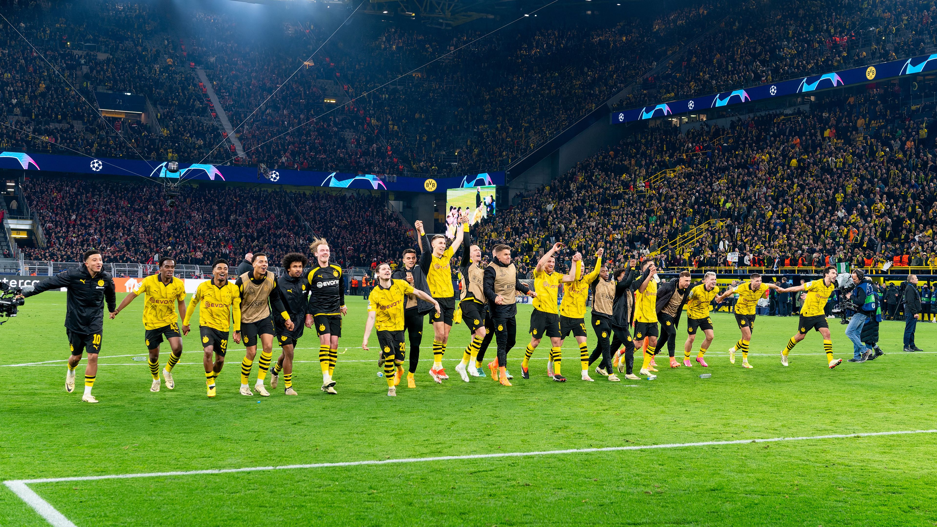 A Borussia Dortmund szurkolóival ünnepelte továbbjutását a Bajnokok Ligájában