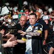 Van Gerwen hazai pályán gyorsan kiesett; új győztes a Premier League idei sorozatában