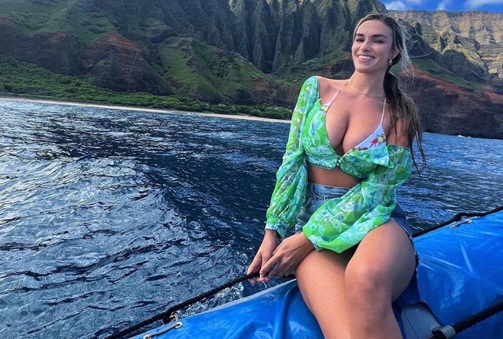 Kayla Simmons nem csak gyönyörű, de roppant szerencsés is, hogy eljutott többek között Hawaii-ra is (fotó: Instagram/kaylasimmmons)