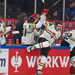 A válogatott köszöntötte a magyar szurkolókat