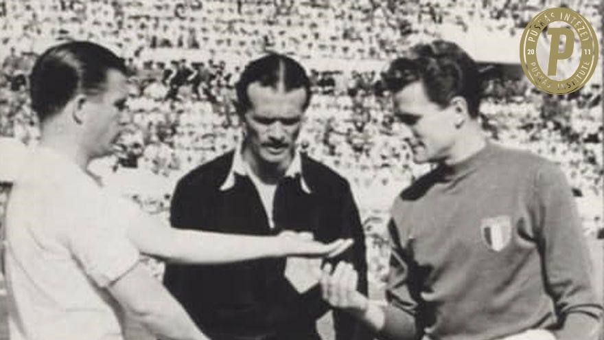 Puskás Ferenc és Giampiero Boniperti az 1953-as Olaszország – Magyarország mérkőzésen. (Fotó: Puskás Intézet)