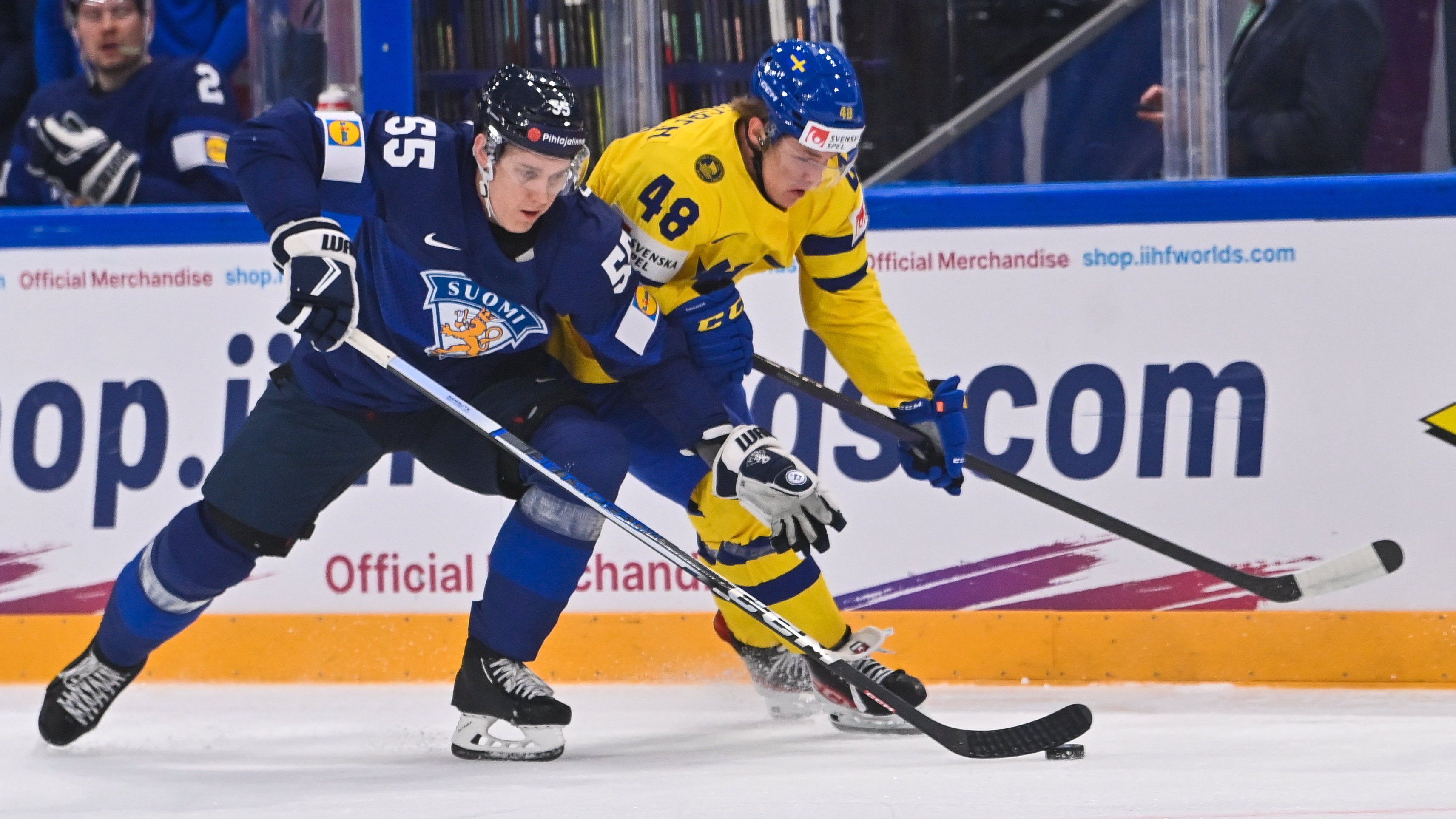 A finn Atte Ohtamaa (b) és a svéd Jonatan Berggen (j) a jégkorong-világbajnokság harmadik fordulójában játszott Finnország-Svédország mérkőzésen a finnországi Tamperében. MTI/Illyés Tibor