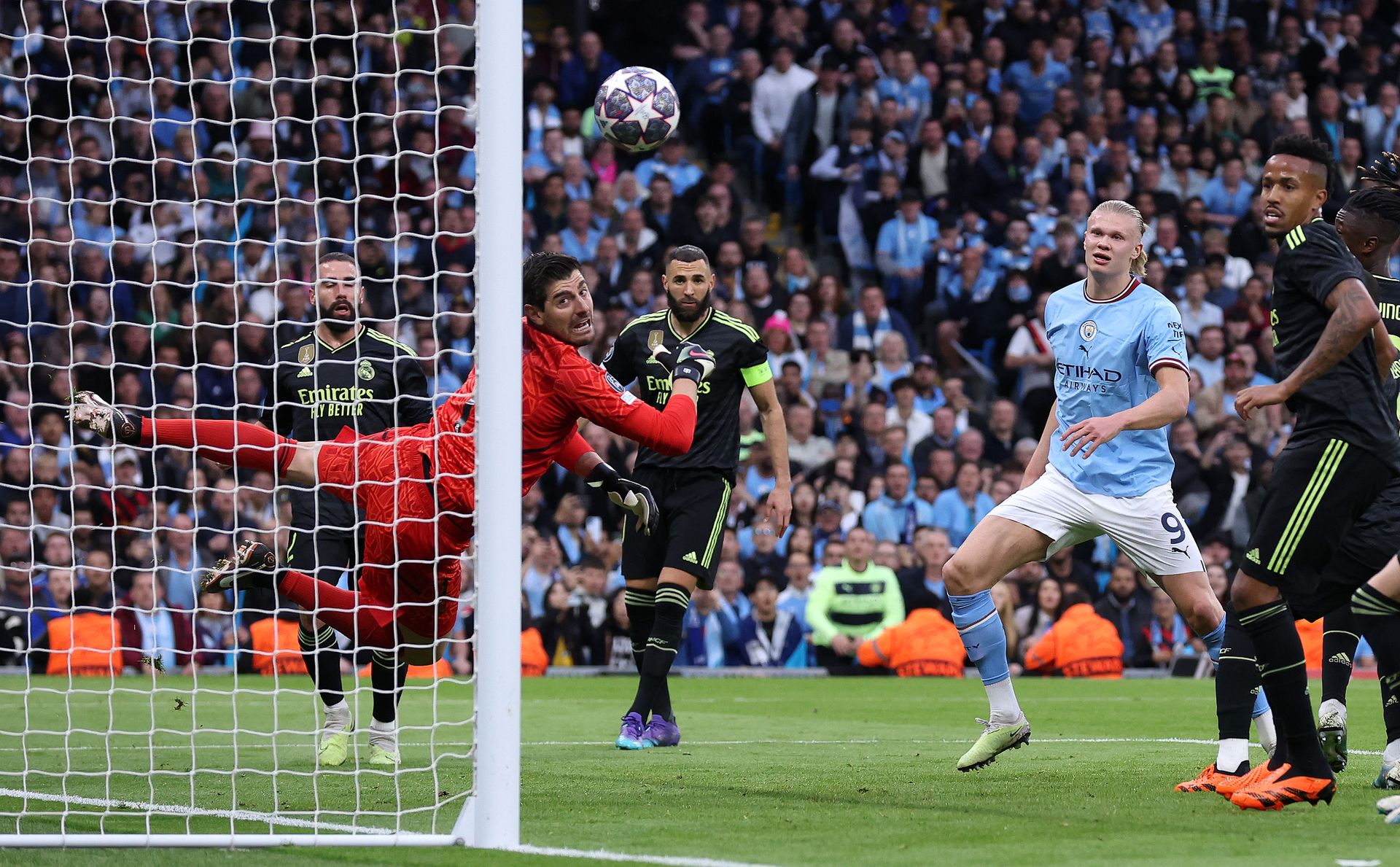 Erling Haaland háromszor is helyzetbe került, ám egyszer sem tudott túljárni Courtois eszén – kettejük párbaját a belga kapus, a meccset viszont a Manchester City nyerte. Fotó: Getty Images