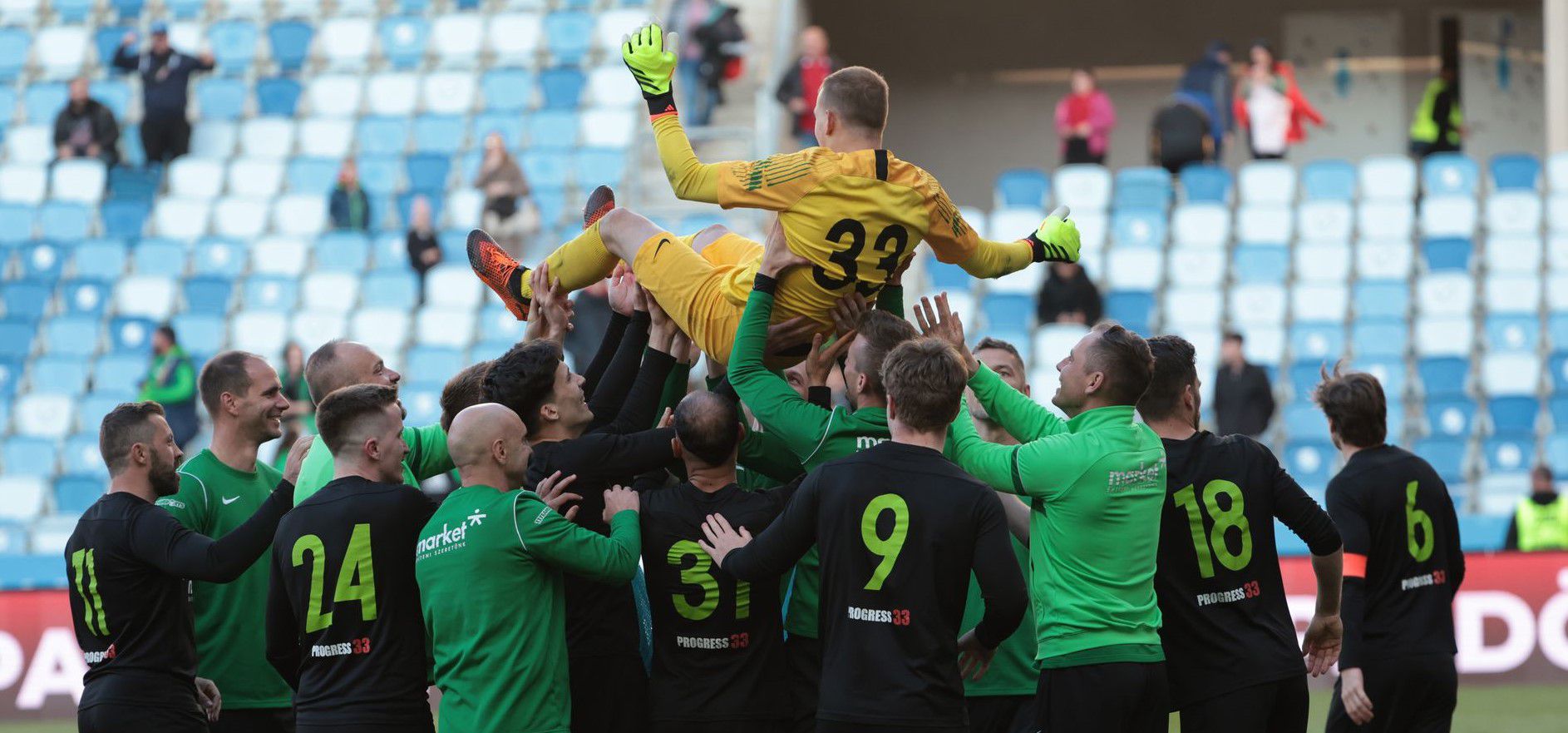 Tavasi András a magasban, a csapat a mennyben: kupagyőztes az Unione! (Fotó: Czerkl Gábor)