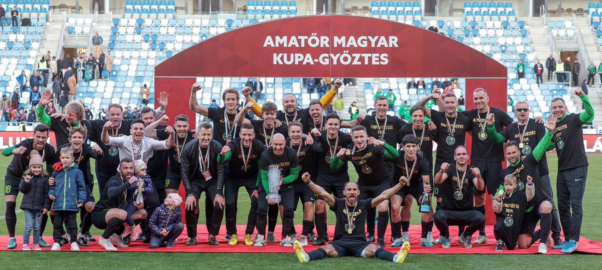 Scheer Sándornak rengeteg örömöt ad az Unione - éppen az Amatőr Kupa-győzelmet ünnepli a csapat (Fotó: Czerk Gábor)