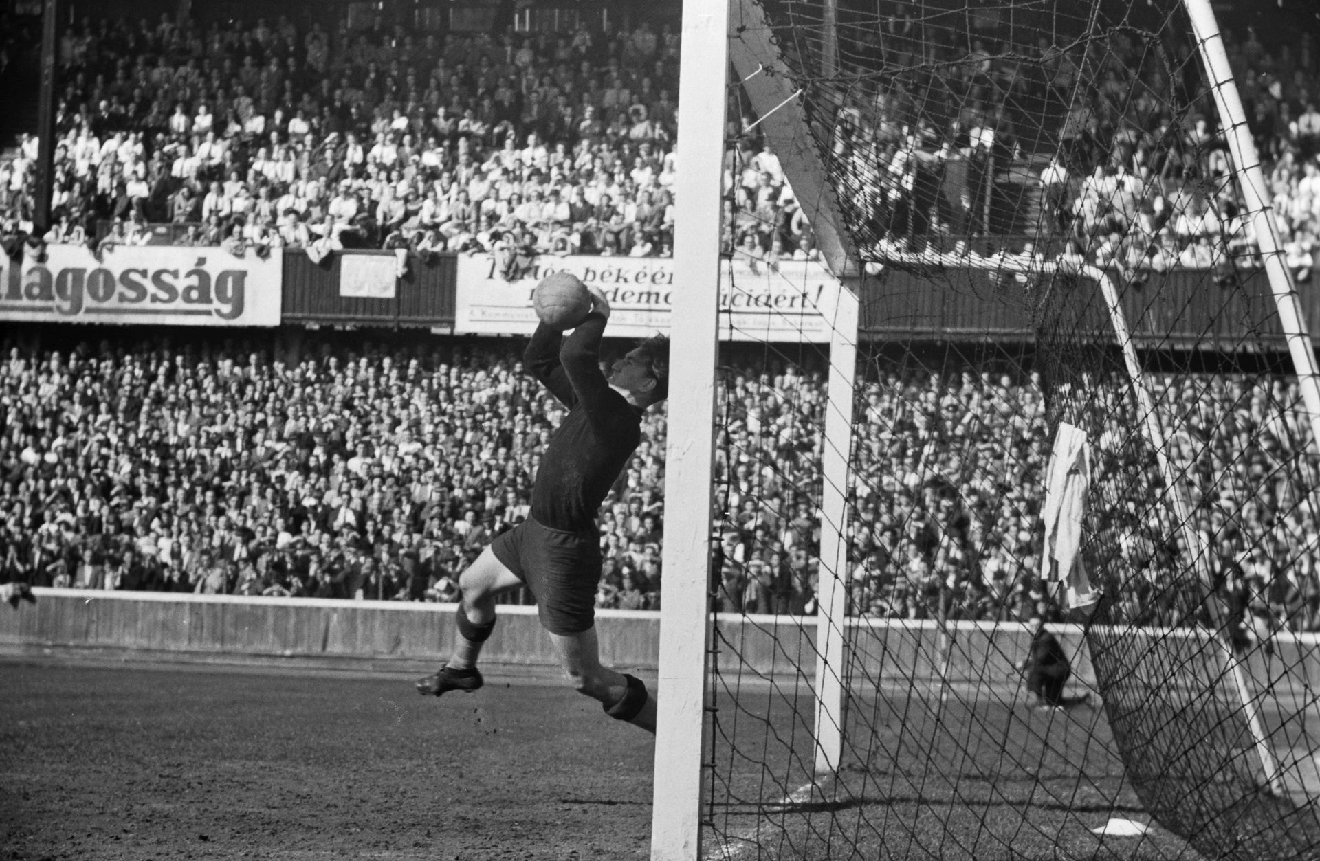 A régi Üllői úti stadionban egy 1949-es meccsen Henni Géza véd (Fotó: Fortepan/Kovács Márton Ernő)