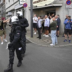 Balhé a szerb–angol meccs előtt, nyolc személyt őrizetbe vettek