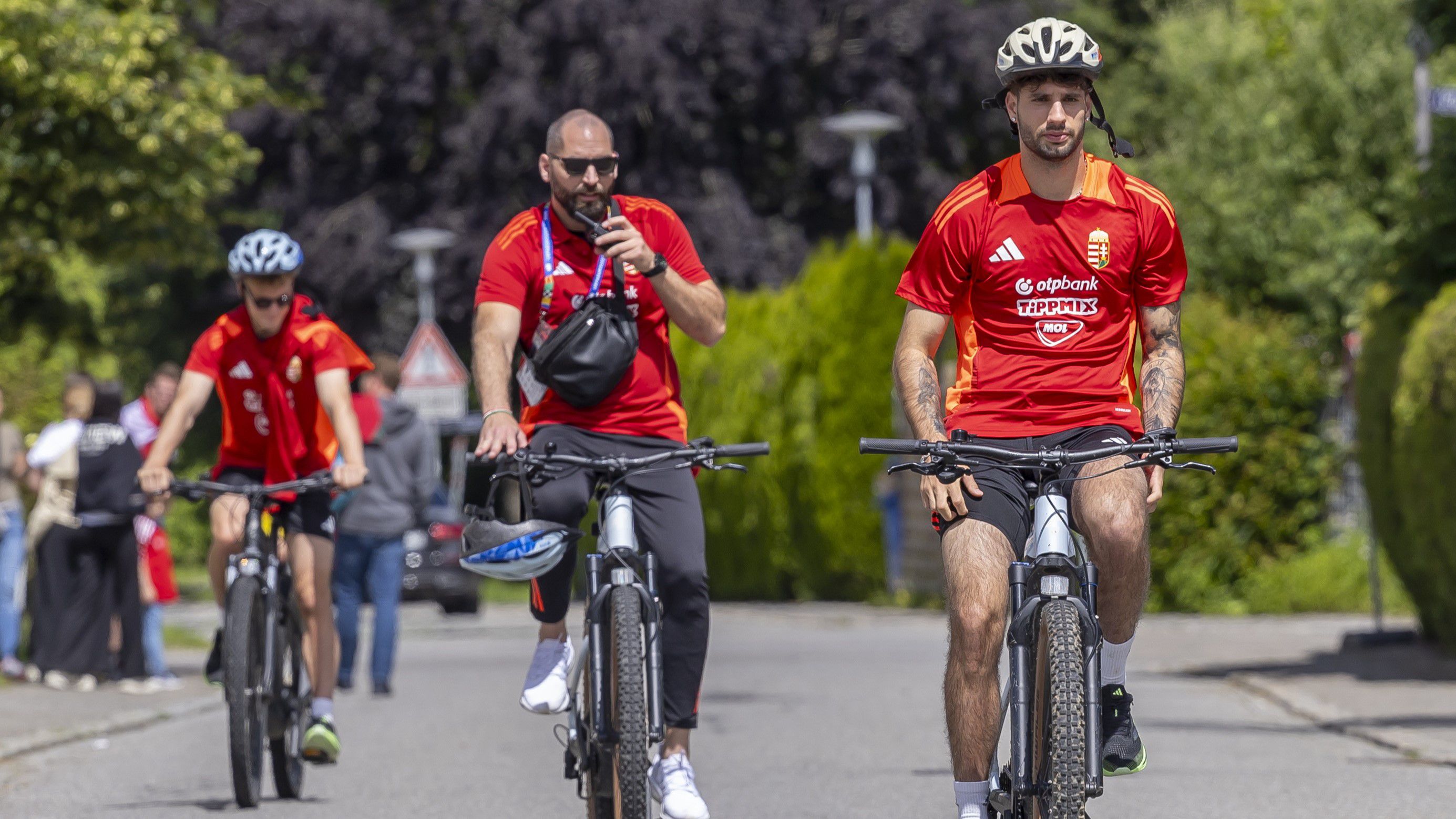 Szoboszlait biciklizés közben sem hagyta magára a testőr /Fotó: Czerkl Gábor