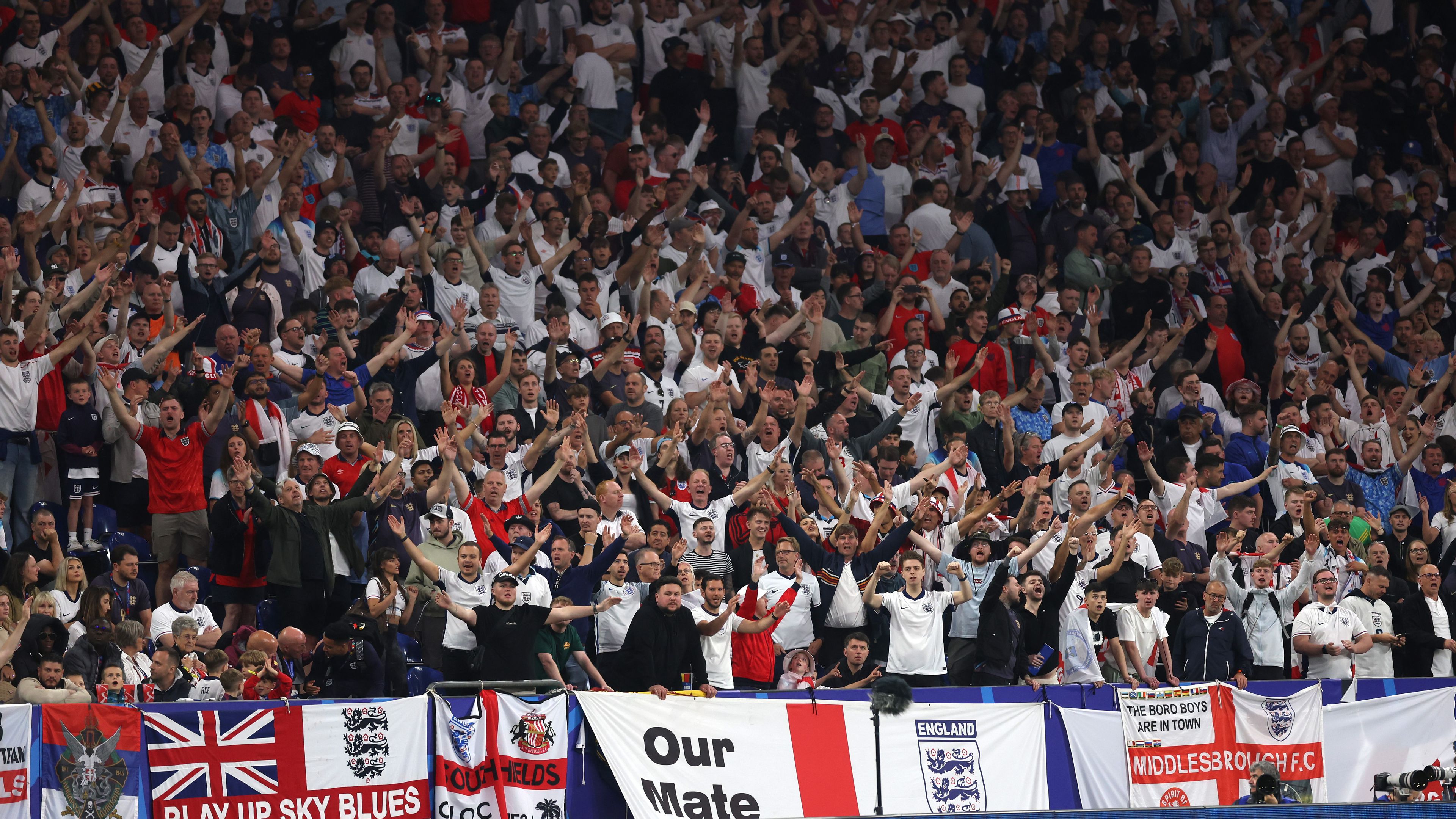 Az angolok alaposan megünnepelték, hogy válogatottjuk győzött az első Eb-meccsén.