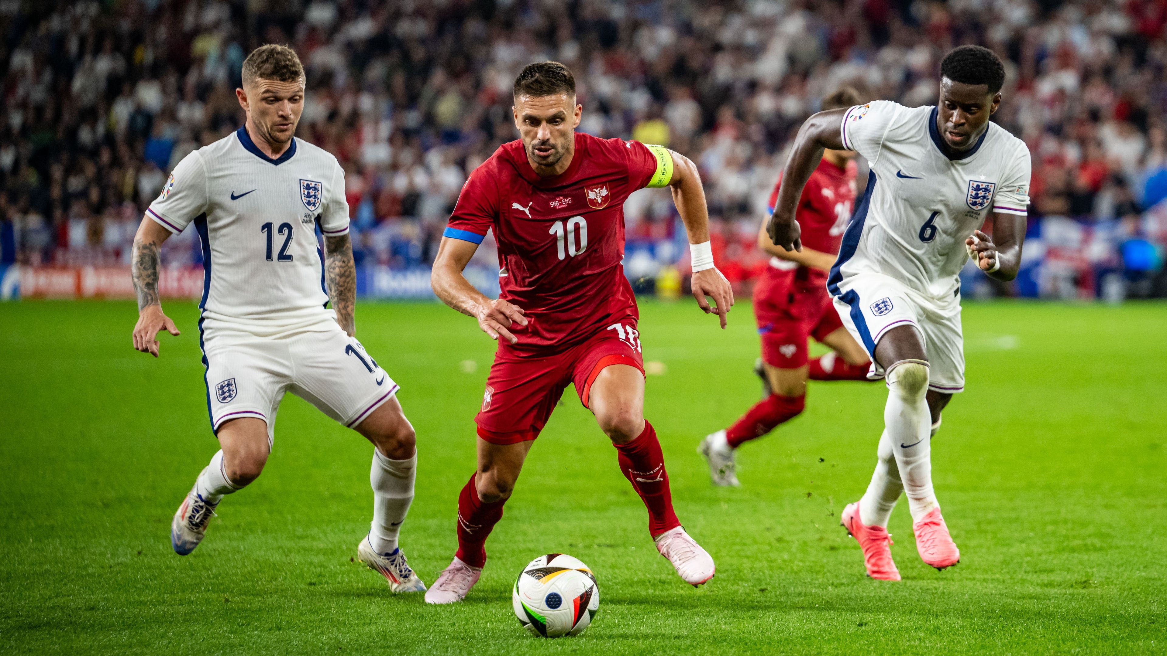 Dusan Tadics (középen) csupán fél órát kapott Anglia ellen. (Fotó: Getty Images)