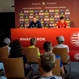 Különös sajtótájékoztató: gyerekek izzasztották meg Gulácsi Pétert és Kerkez Milost