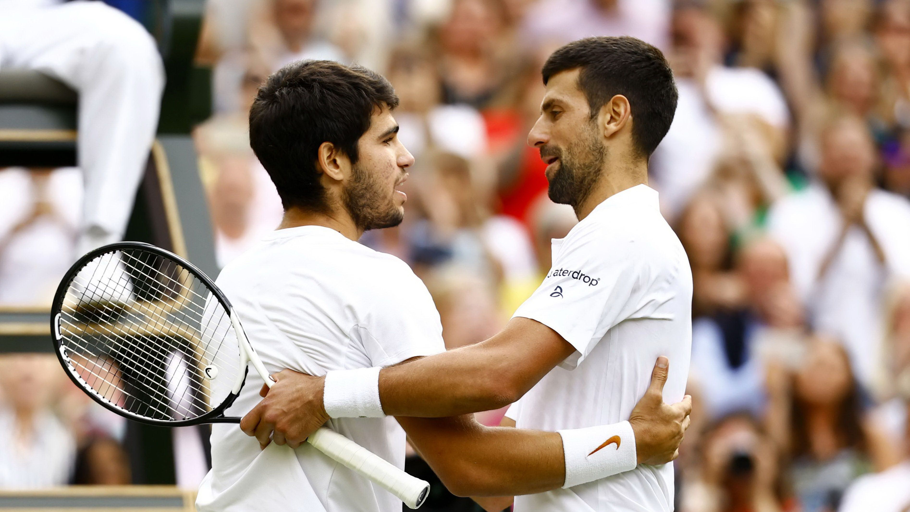 A huszonhárom Grand Slam-győzelemnél tartó Novak Djokovics (jobbra) sportszerűen gratulált az ifjú spanyolnak. (Fotó: Profimédia)