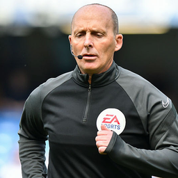 A rekorder játékvezető végleg búcsút int a Premier League-nek