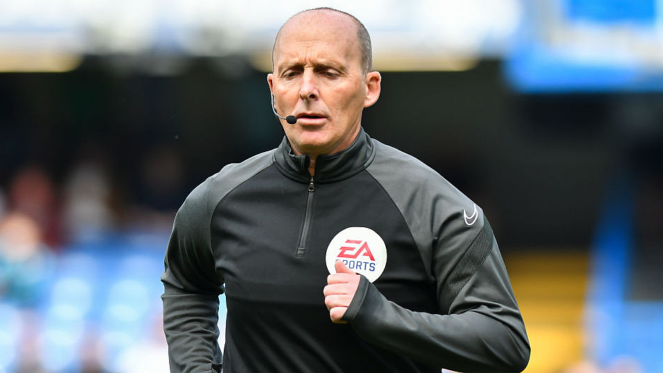 Mike Dean február óta videóbírói feladatokat sem látott el